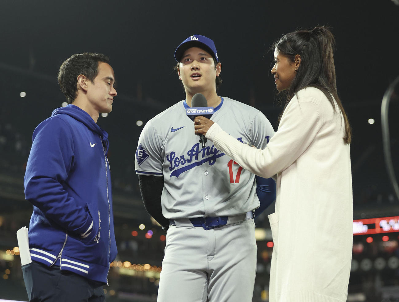 試合後、インタビューに答えるドジャース大谷（共同）