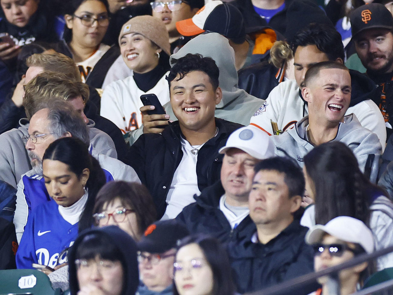 ジャイアンツ対ドジャース　試合を観戦するスタンフォード大学に進学した佐々木麟太郎（中央）（撮影・藤尾明華）