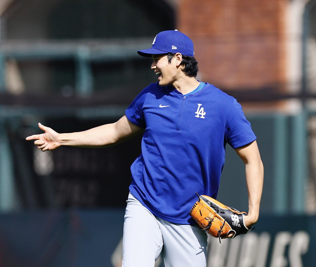 ジャイアンツ対ドジャース　キャッチボールの合間に笑顔を見せるドジャース大谷（撮影・藤尾明華）