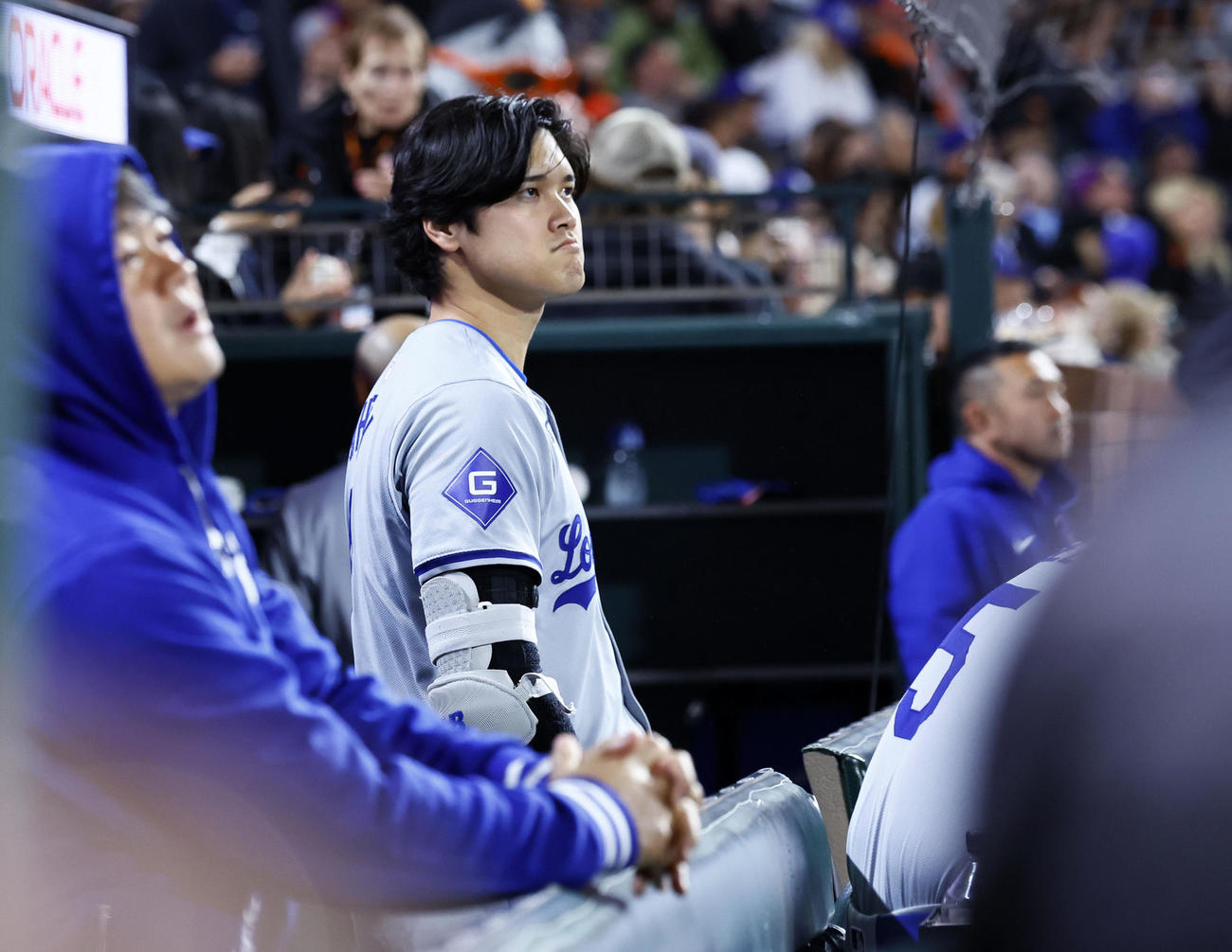 ジャイアンツ対ドジャース　8回、ベンチで険しい表情を見せるドジャース大谷（中央）（撮影・藤尾明華）