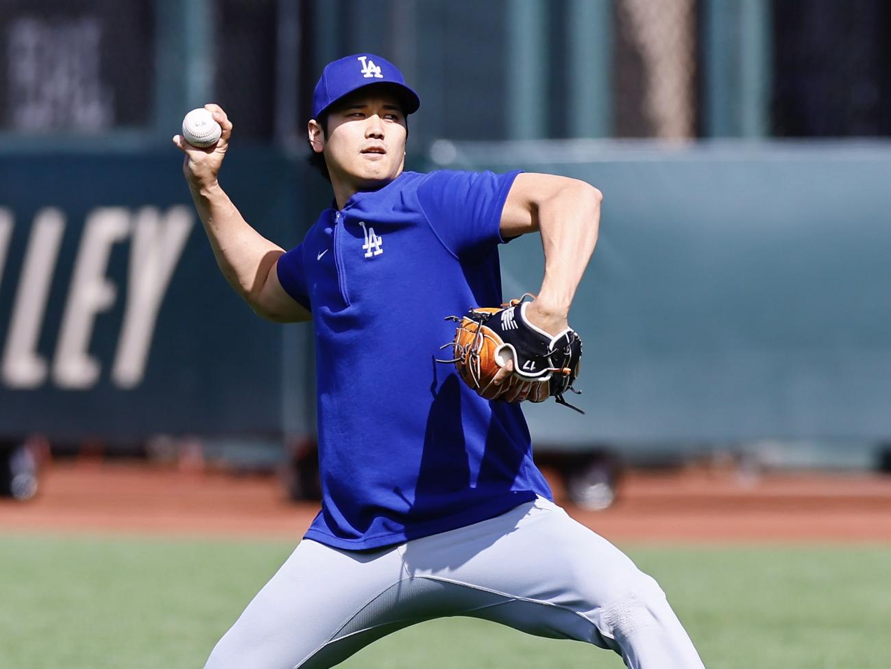ジャイアンツ対ドジャース　キャッチボールするドジャース大谷（撮影・藤尾明華）