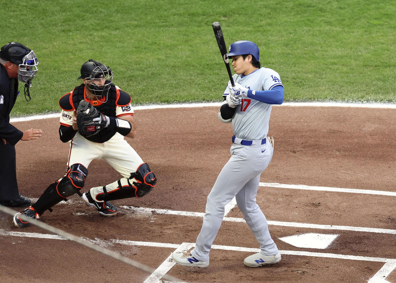 ジャイアンツ戦の1回、四球を選ぶ大谷翔平＝サンフランシスコ（共同）