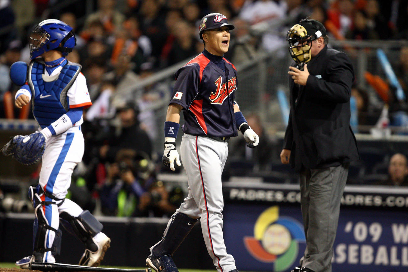 2009年3月17日、第2回WBC第2ラウンド・1組・2回戦　韓国対日本　7回表日本1死、三振した城島健司は打席にバットを置いたまま大声を出してベンチに戻り退場処分となった。右はハンター・ウェンデルステッド主審