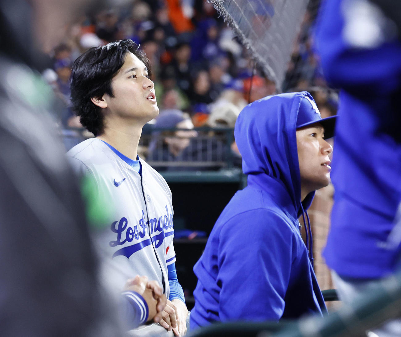 ジャイアンツ対ドジャース　ベンチから試合を見るドジャース大谷（左）と山本（撮影・藤尾明華）