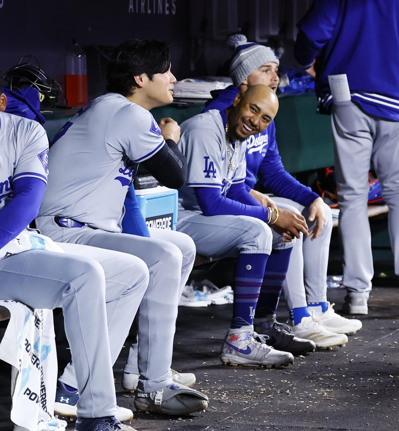 ジャイアンツ対ドジャース　ベンチで談笑するドジャース大谷（左）とベッツ（撮影・藤尾明華）
