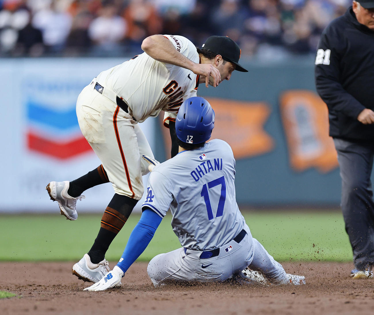 ジャイアンツ対ドジャース　3回表ドジャース2死一塁、打者フリーマンのとき飛び出した大谷翔平は二盗。相手失策の間に三塁へ進む（2024年5月13日撮影）