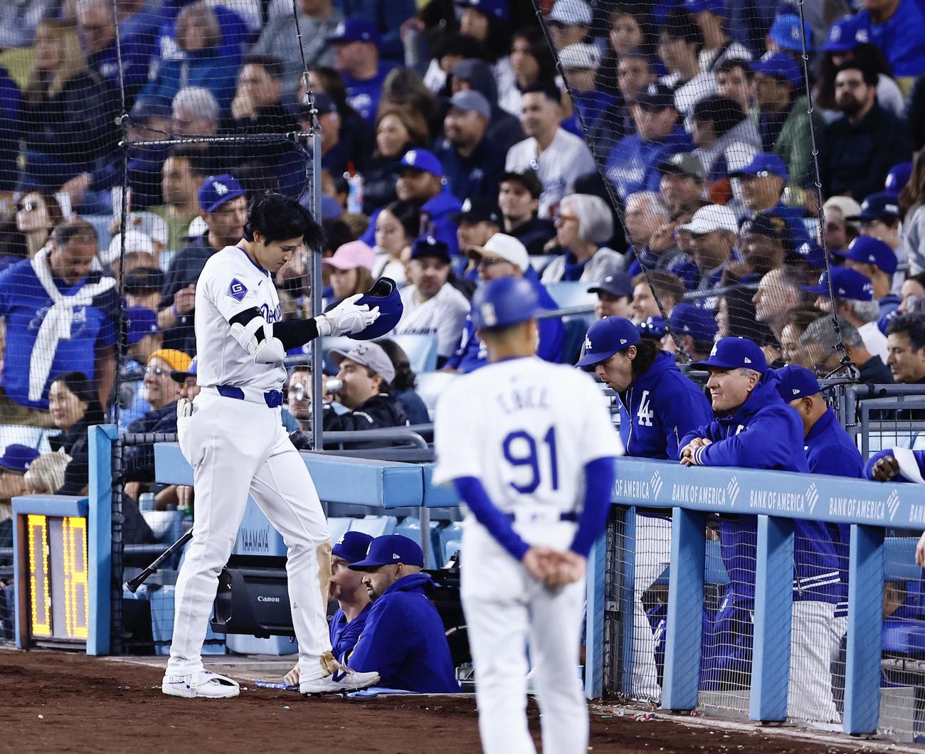ドジャース対レッズ　6回裏ドジャース1死、空振り三振に倒れベンチに戻る大谷（撮影・藤尾明華）
