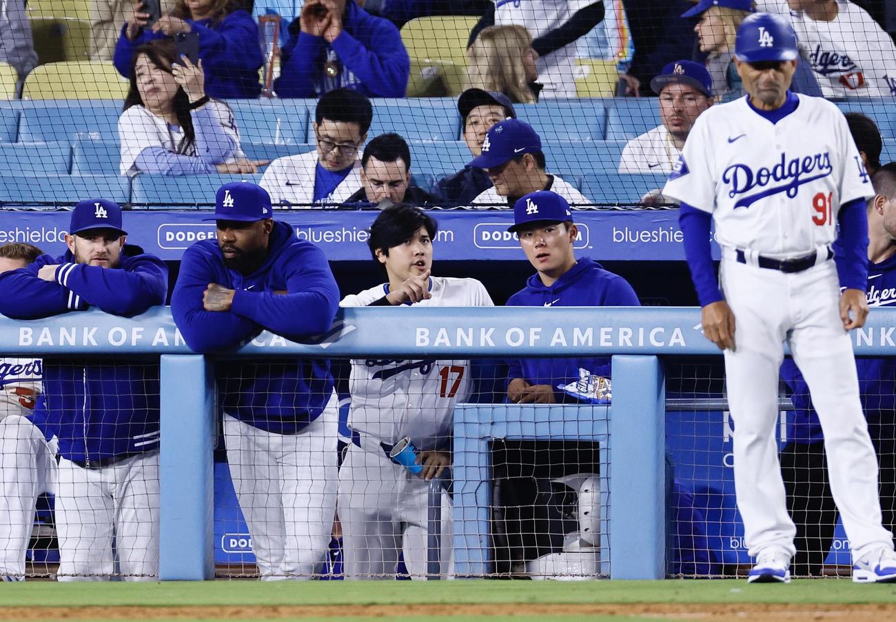 ドジャース対レッズ　9回、ベンチで話をするドジャース大谷と山本（撮影・藤尾明華）