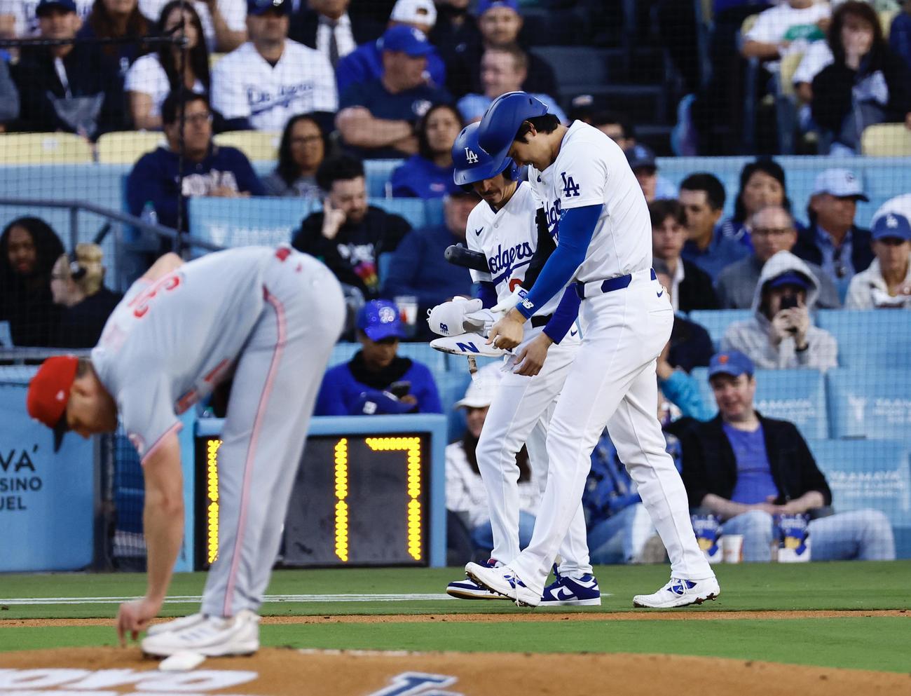 ドジャース対レッズ　1回裏ドジャース1死、四球を選んだ大谷（撮影・藤尾明華）
