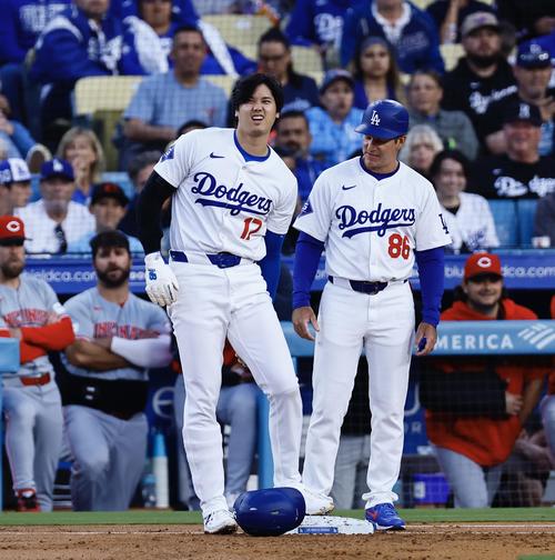 ドジャース対レッズ　1回裏ドジャース1死一塁、打者フレディ・フリーマンのとき、けん制球が左太ももに当たり痛がる大谷（撮影・藤尾明華）