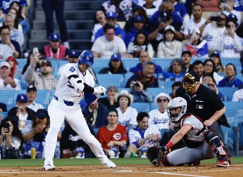 ドジャース対レッズ　1回裏ドジャース1死、四球を選ぶ大谷（撮影・藤尾明華）