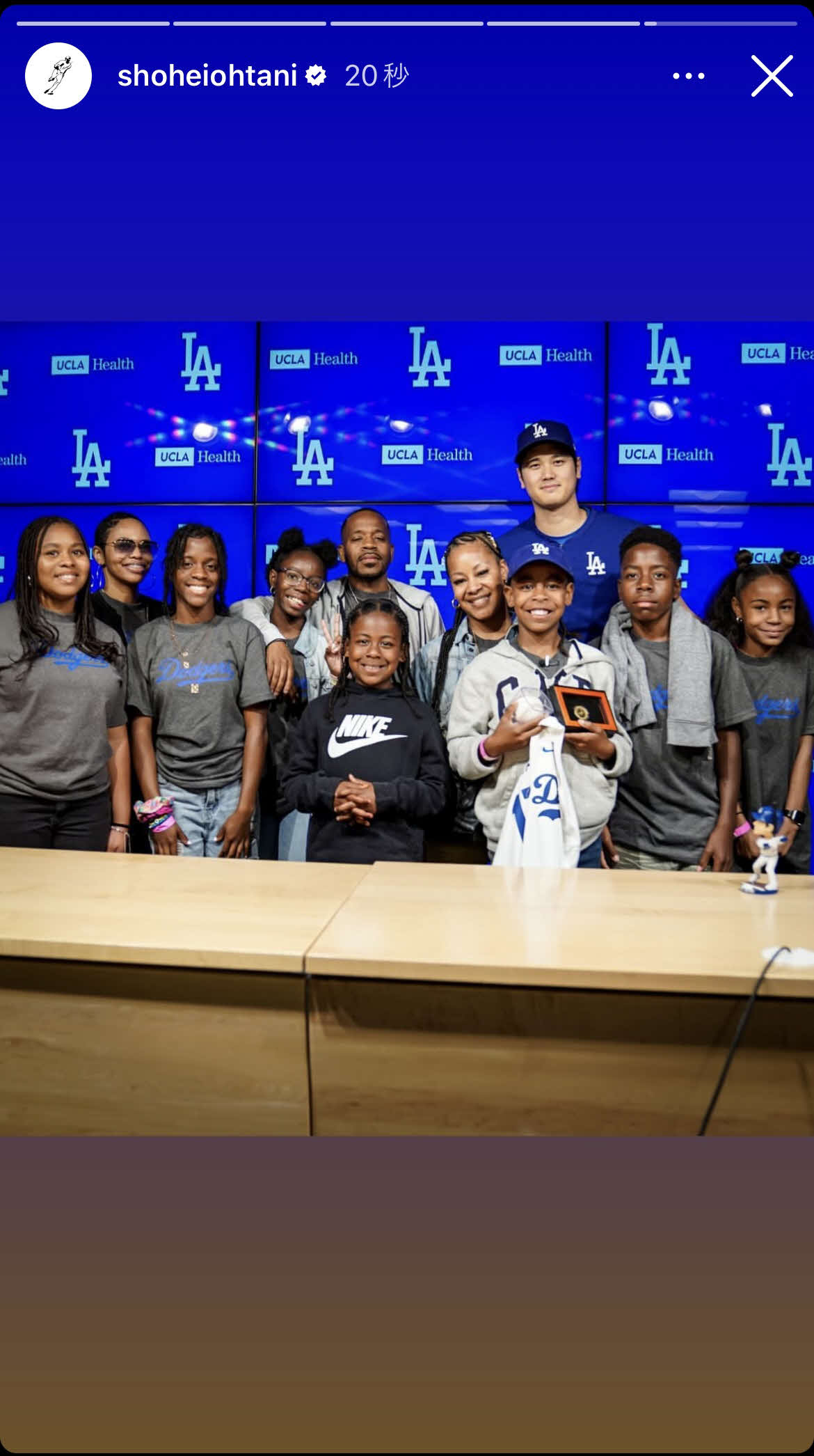 ドジャース大谷は自身のインスタグラムで始球式をおこなったリー君との2ショットなどを公開した（大谷翔平インスタから）