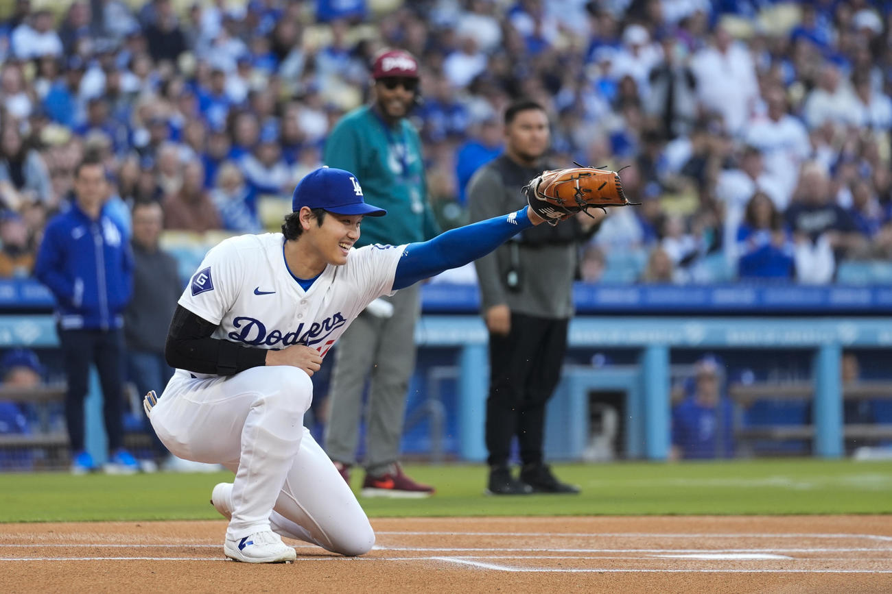 アルバート・リー君との始球式で捕手役を務めボールをキャッチする大谷翔平（AP）