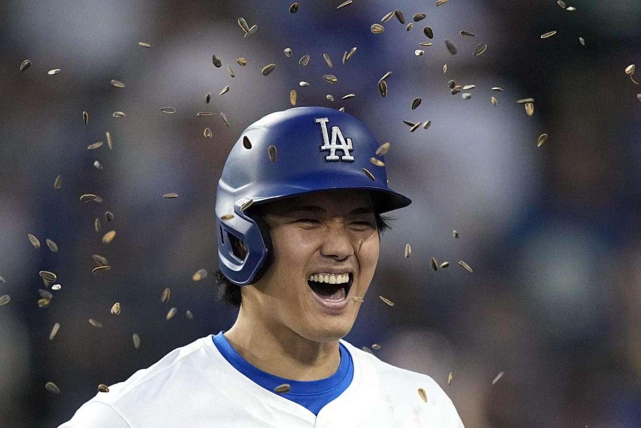 13号2ランを放ちヒマワリの種で祝福されるドジャース大谷翔平（AP）