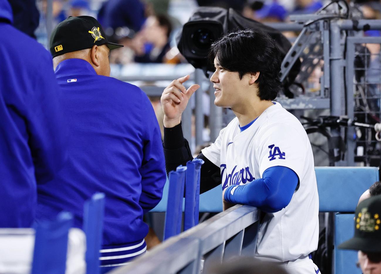 ドジャース対レッズ　5回、ベンチでロバーツ監督と話をする大谷（撮影・藤尾明華）