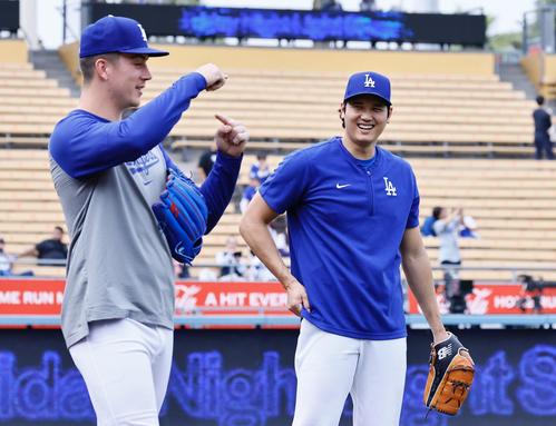 ドジャース対レッズ　キャッチボールの合間に、ミラー（左）に声をかけられ笑顔を見せるドジャース大谷（撮影・藤尾明華）