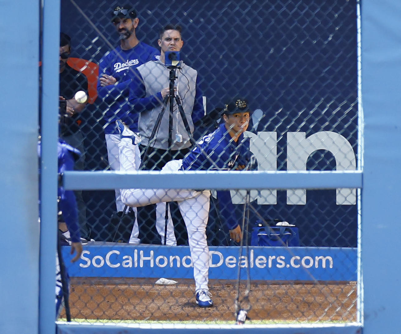 ドジャース対レッズ　ブルペンで投球練習するドジャース山本（撮影・藤尾明華）