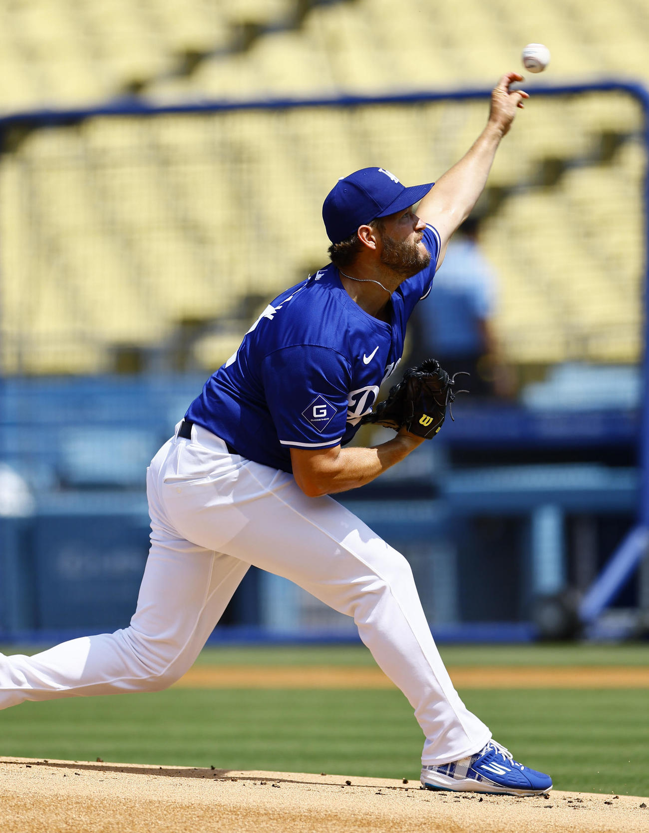 ドジャース対レッズ　マウンドで投球練習をするドジャースのカーショー（撮影・藤尾明華）