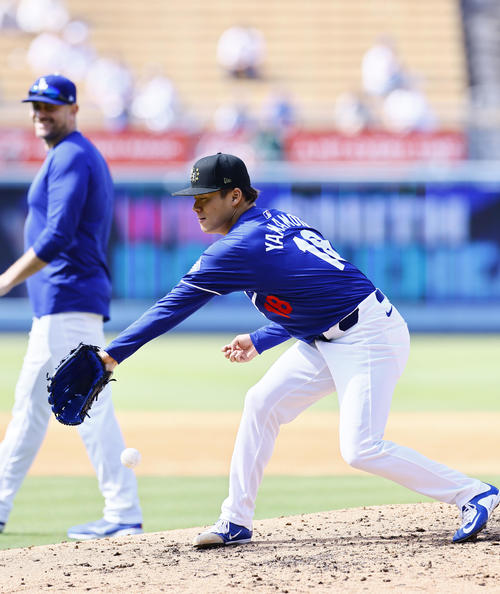 ドジャース対レッズ　ノックを受けるドジャース山本（撮影・藤尾明華）