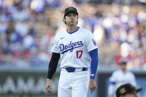ウォーミングアップをするドジャース大谷翔平（AP）
