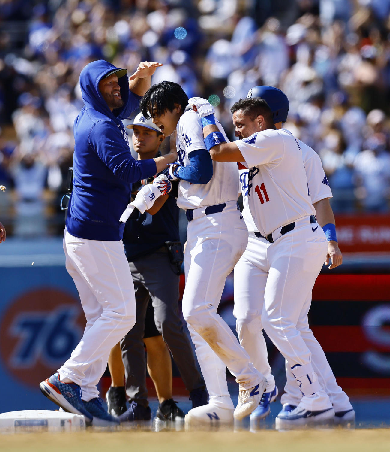 ドジャース対レッズ　10回裏ドジャース2死一、二塁、サヨナラ打を放ち、カーショウ（左端）らに祝福される大谷（撮影・藤尾明華）