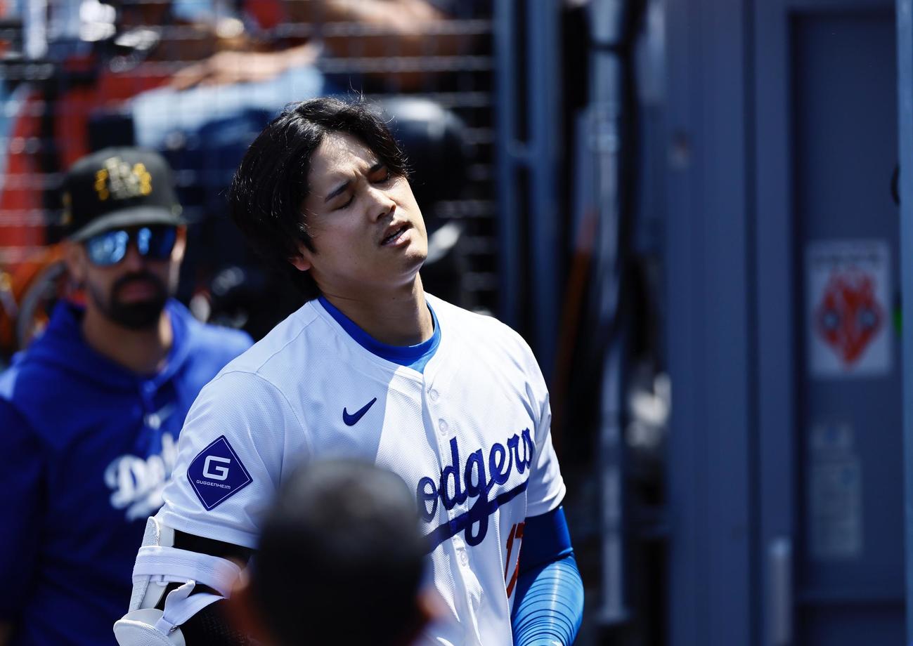 ドジャース対レッズ　3回裏ドジャース2死一塁、左飛に倒れベンチに戻った大谷翔平（撮影・藤尾明華）