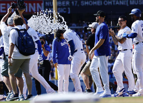 ドジャース対レッズ　10回裏ドジャース2死一、二塁、サヨナラ打を放ち祝福される大谷（撮影・藤尾明華）