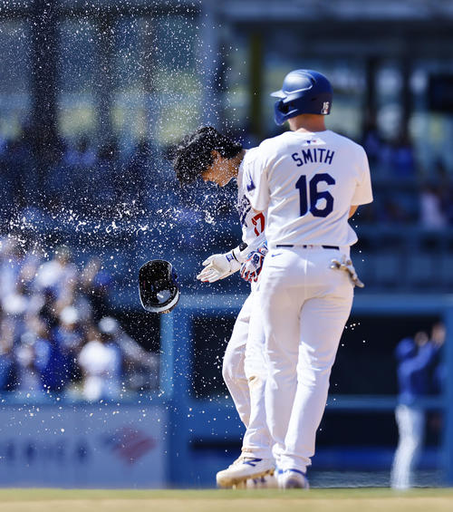ドジャース対レッズ　10回裏ドジャース2死一、二塁、サヨナラ打を放ち、水をかけられ祝福される大谷（撮影・藤尾明華）