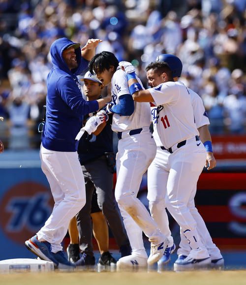 ドジャース対レッズ　10回裏ドジャース2死一、二塁、サヨナラ打を放ち、カーショウ（左端）らに祝福される大谷（撮影・藤尾明華）