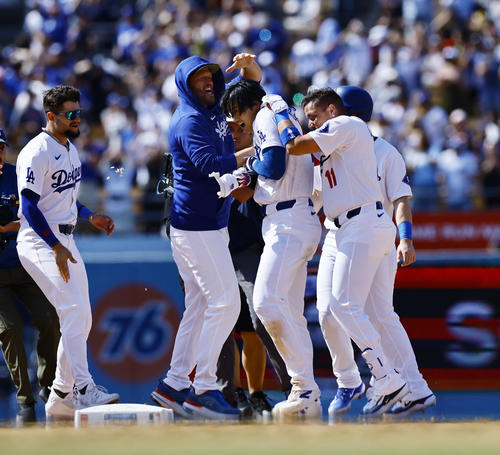 ドジャース対レッズ　10回裏ドジャース2死一、二塁、サヨナラ打を放ち、カーショウ（左から2人目）らに祝福される大谷（撮影・藤尾明華）