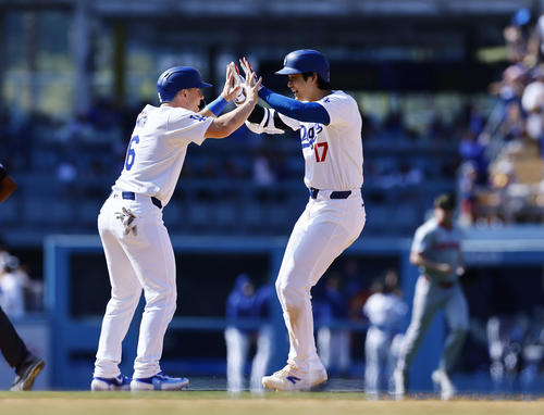 ドジャース対レッズ　10回裏ドジャース2死一、二塁、サヨナラ打を放ち、スミス（左と）喜ぶ大谷（撮影・藤尾明華）