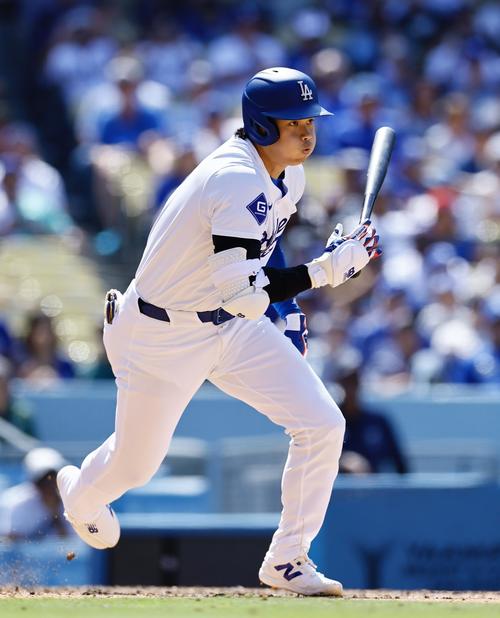 ドジャース対レッズ　7回裏ドジャース無死、一塁内野安打を放つ大谷（撮影・藤尾明華）