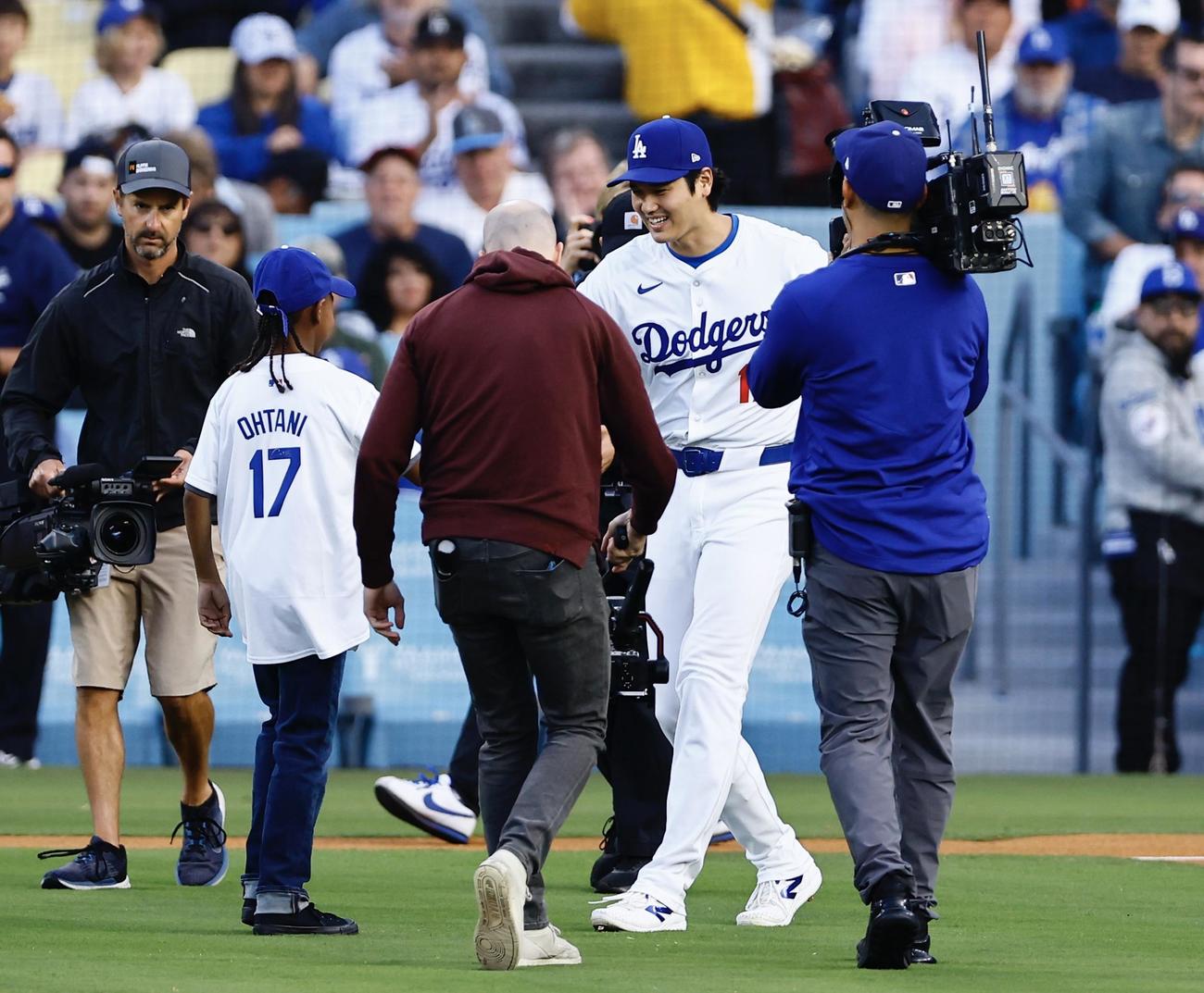 ドジャース対レッズ　始球式で捕手を務め、投手役と握手を交わすドジャース大谷（撮影・藤尾明華）