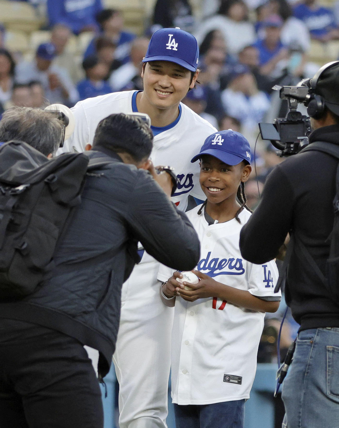 始球式を行ったアルバート・リー君と記念写真に納まる、捕手役を務めた大谷翔平（共同）