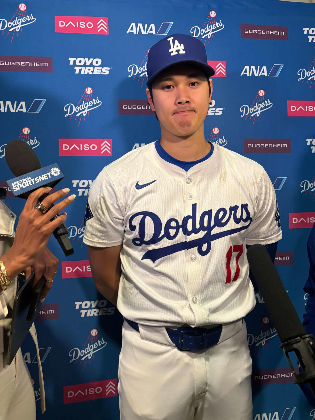 試合後に囲み取材に応じるドジャース大谷