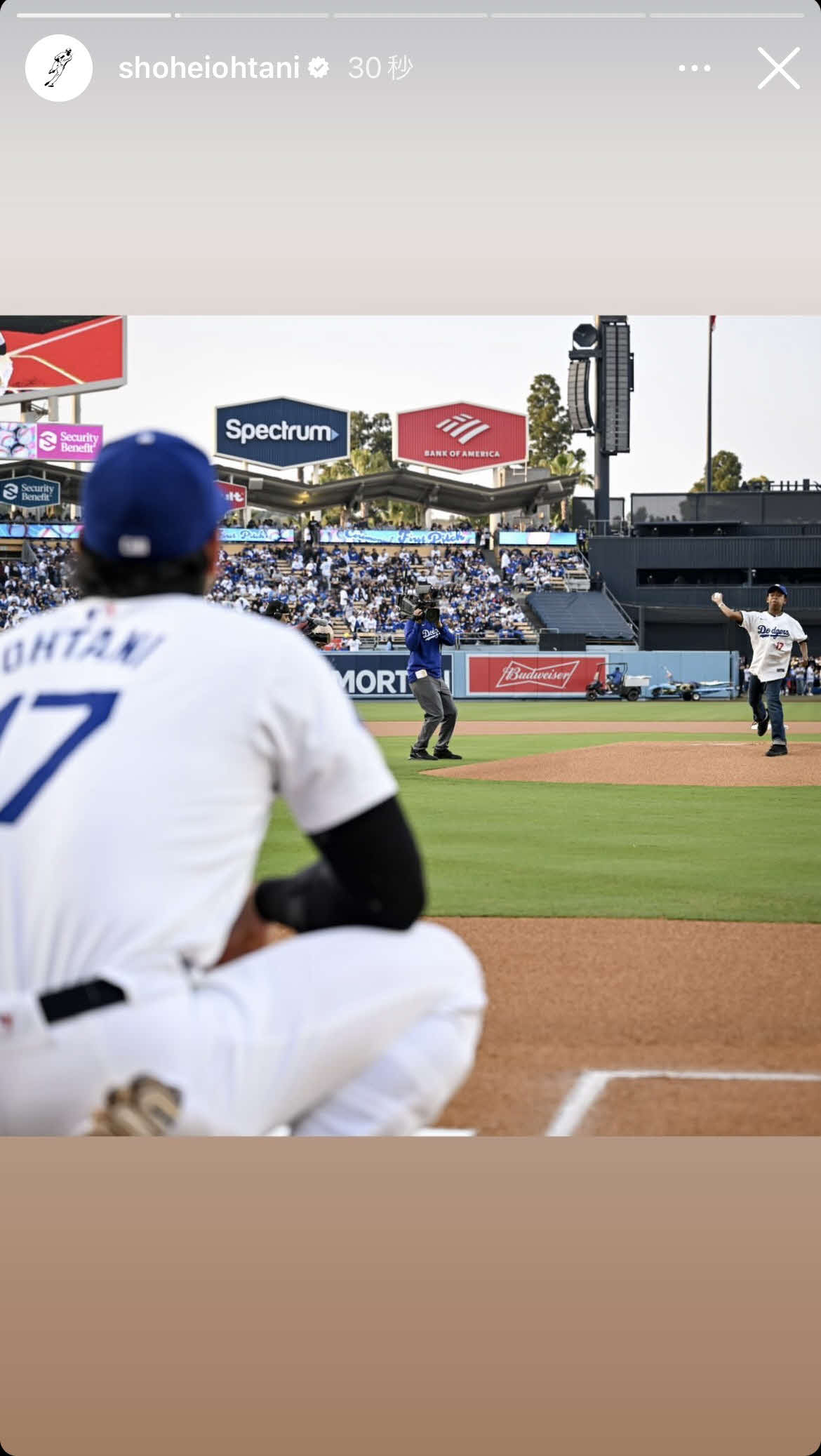 ドジャース大谷は自身のインスタグラムで始球式をおこなったリー君との2ショットなどを公開した（大谷翔平インスタから）
