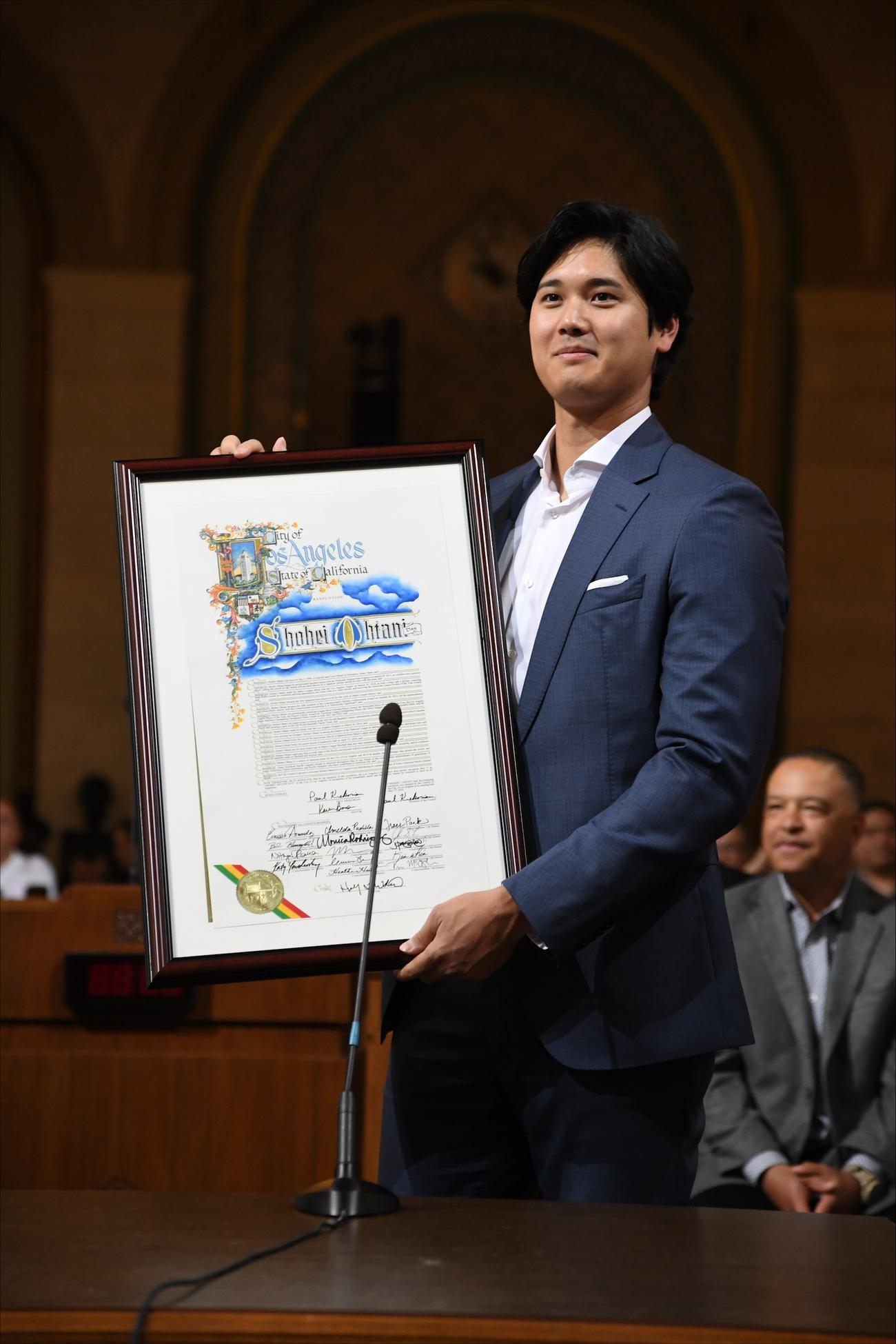 ロサンゼルス市から表彰され、記念の盾を受け取るドジャース大谷（球団提供）