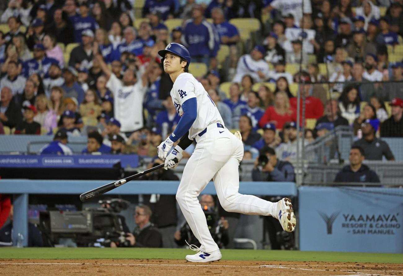 ドジャース対レッズ　3回裏ドジャース1死一塁、大谷翔平は左越えに2点本塁打を放つ（共同）