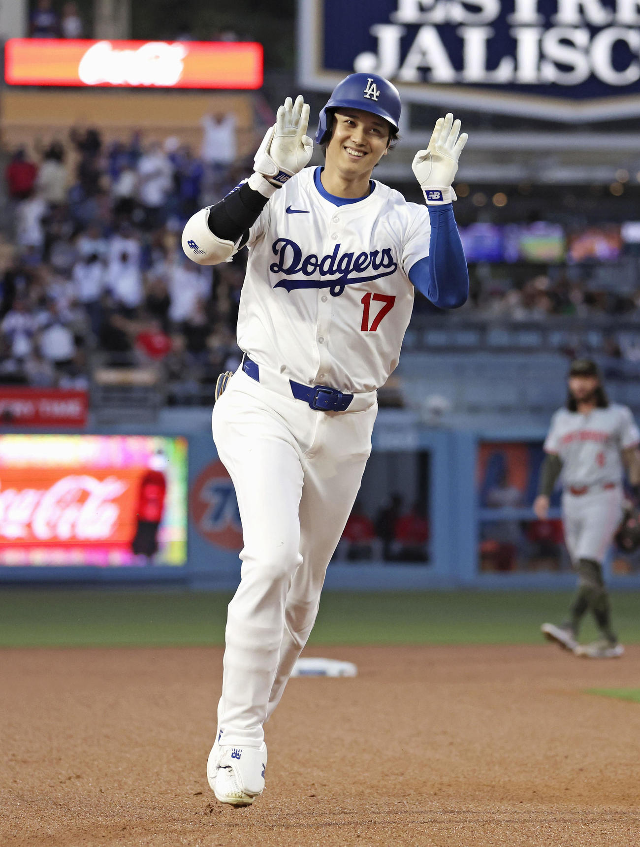3回裏ドジャース1死一塁、大谷翔平は左越えに2点本塁打を放ち喜びのポーズ（共同）