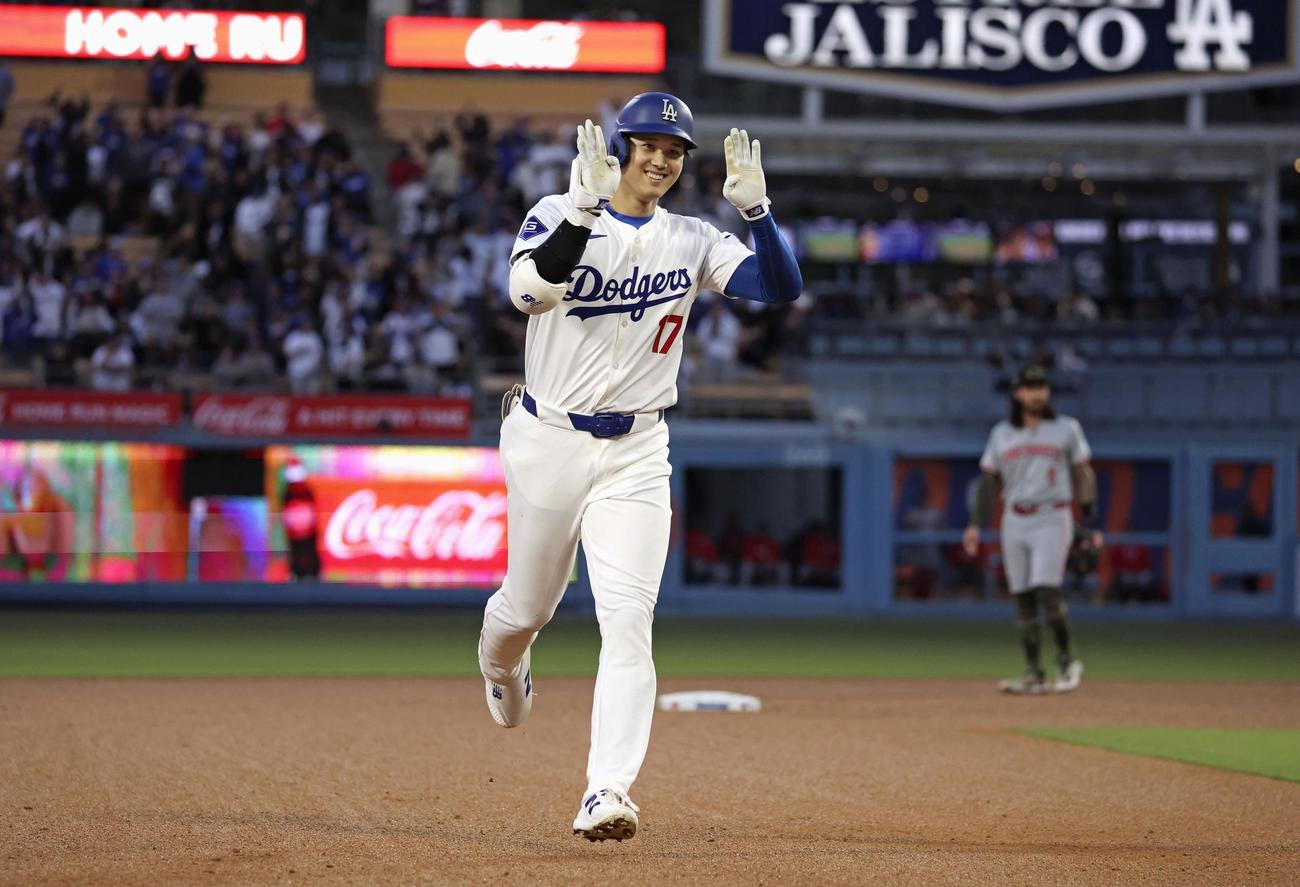 3回裏ドジャース1死一塁、大谷翔平は左越えに2点本塁打を放ち喜びのポーズ（共同）