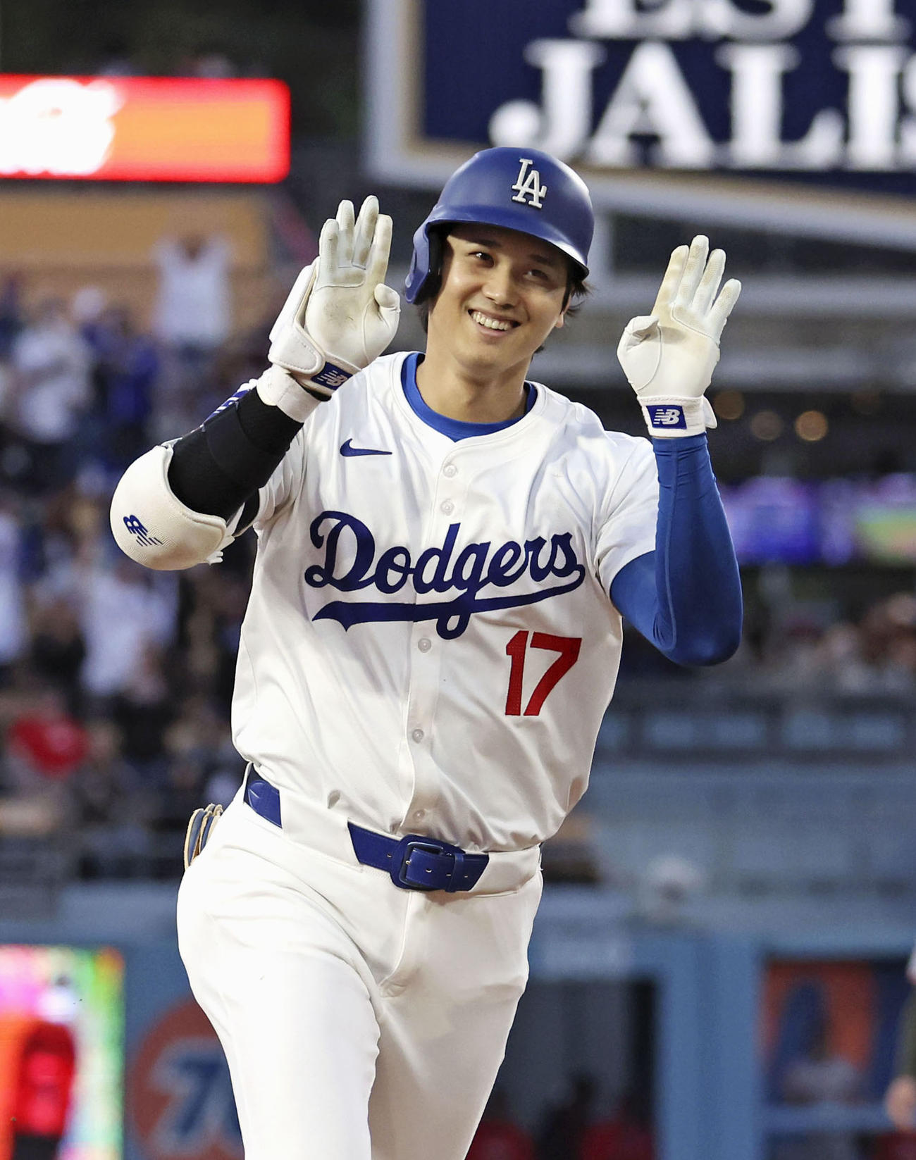 3回裏ドジャース1死一塁、大谷翔平は左越えに2点本塁打を放ち喜びのポーズ（共同）