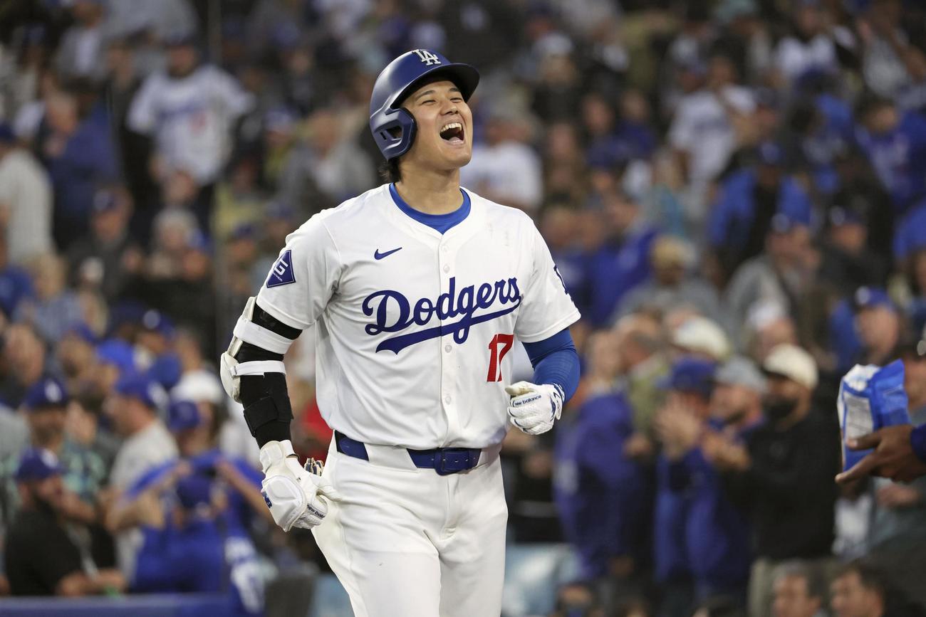 3回裏ドジャース1死一塁、大谷翔平は左越えに2点本塁打を放ち笑顔（共同）
