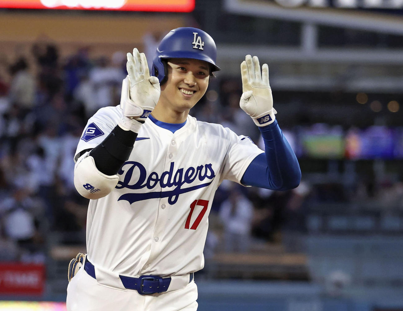 3回裏ドジャース1死一塁、大谷翔平は左越えに2点本塁打を放ち喜びのポーズ（共同）