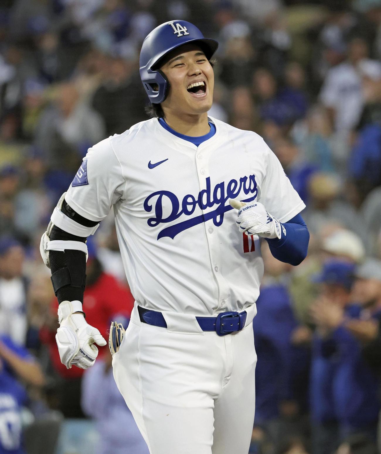 3回裏ドジャース1死一塁、大谷翔平は左越えに2点本塁打を放ち笑顔（共同）