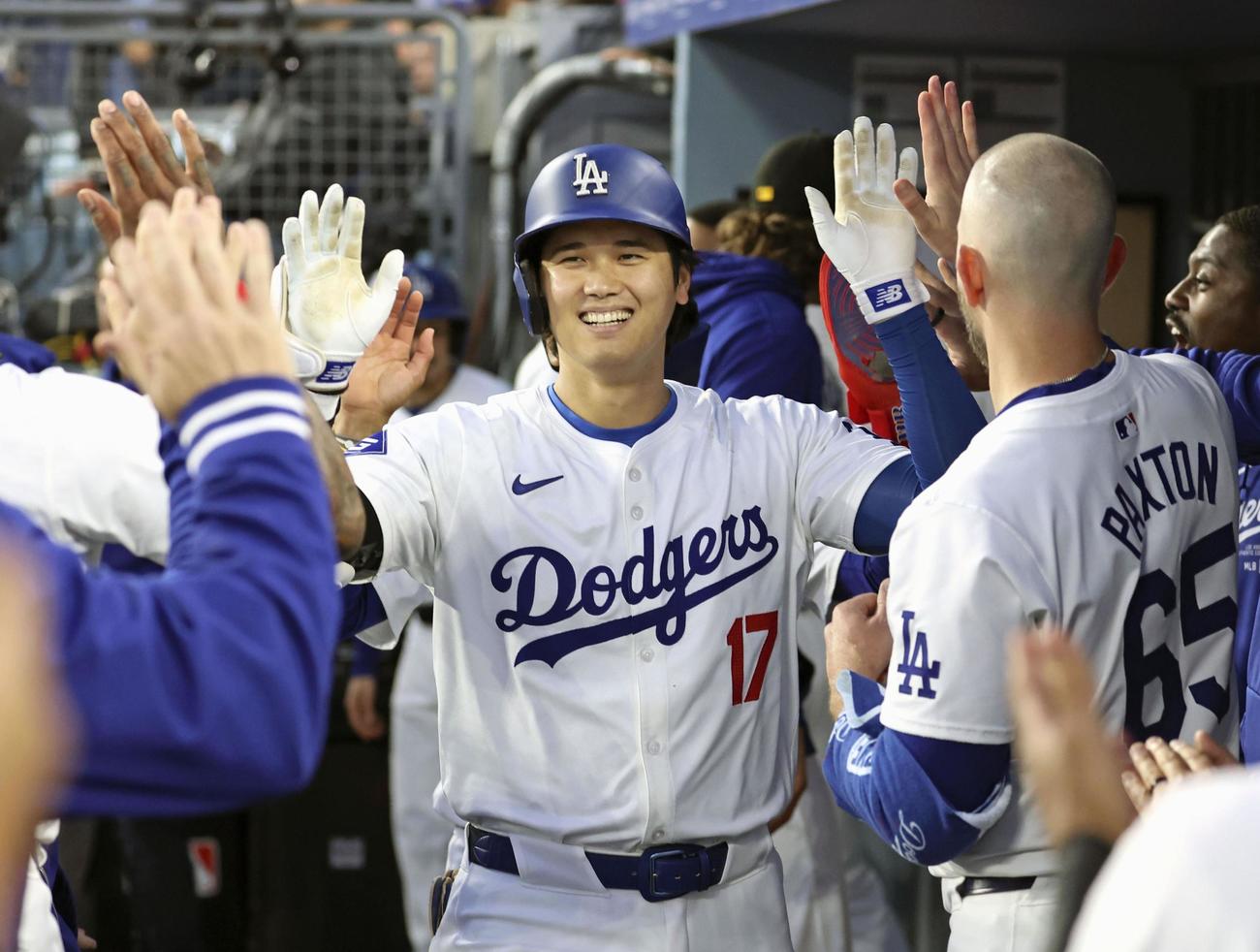 3回裏ドジャース1死一塁、大谷翔平は左越えに2点本塁打を放ちベンチで迎えられる（共同）
