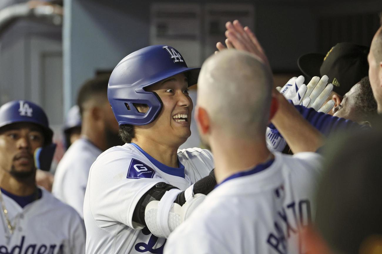 3回裏ドジャース1死一塁、大谷翔平は左越えに2点本塁打を放ちベンチで迎えられる（共同）