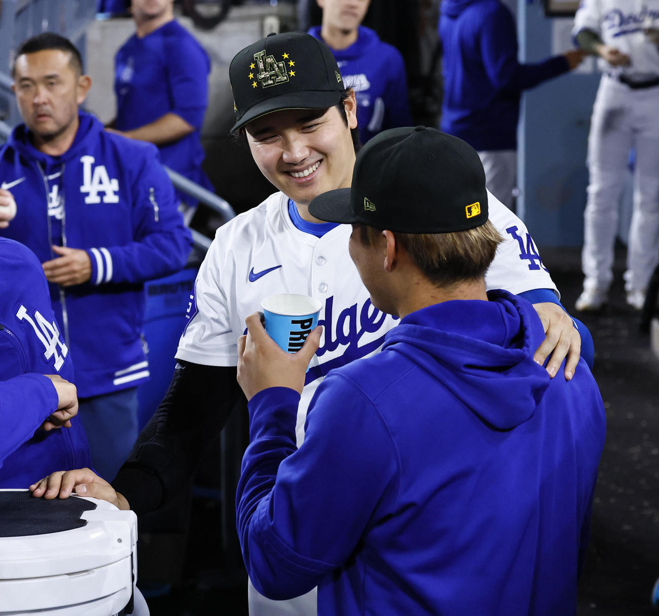 ドジャース対レッズ　7回、ベンチでドジャース山本（手前）と話をする大谷（撮影・藤尾明華）