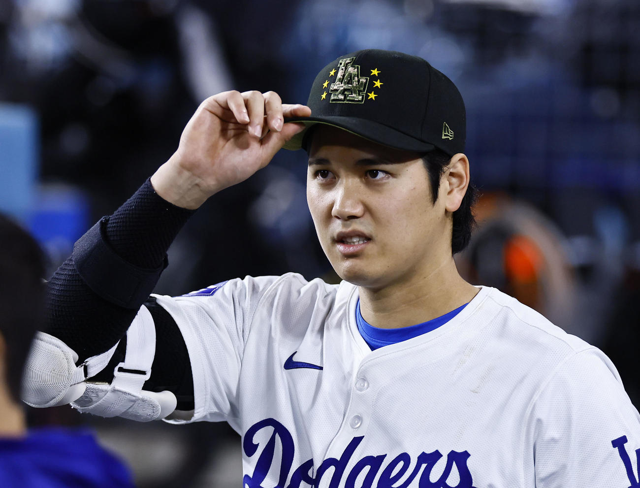ドジャース対レッズ　ベンチで帽子をかぶる大谷（撮影・藤尾明華）