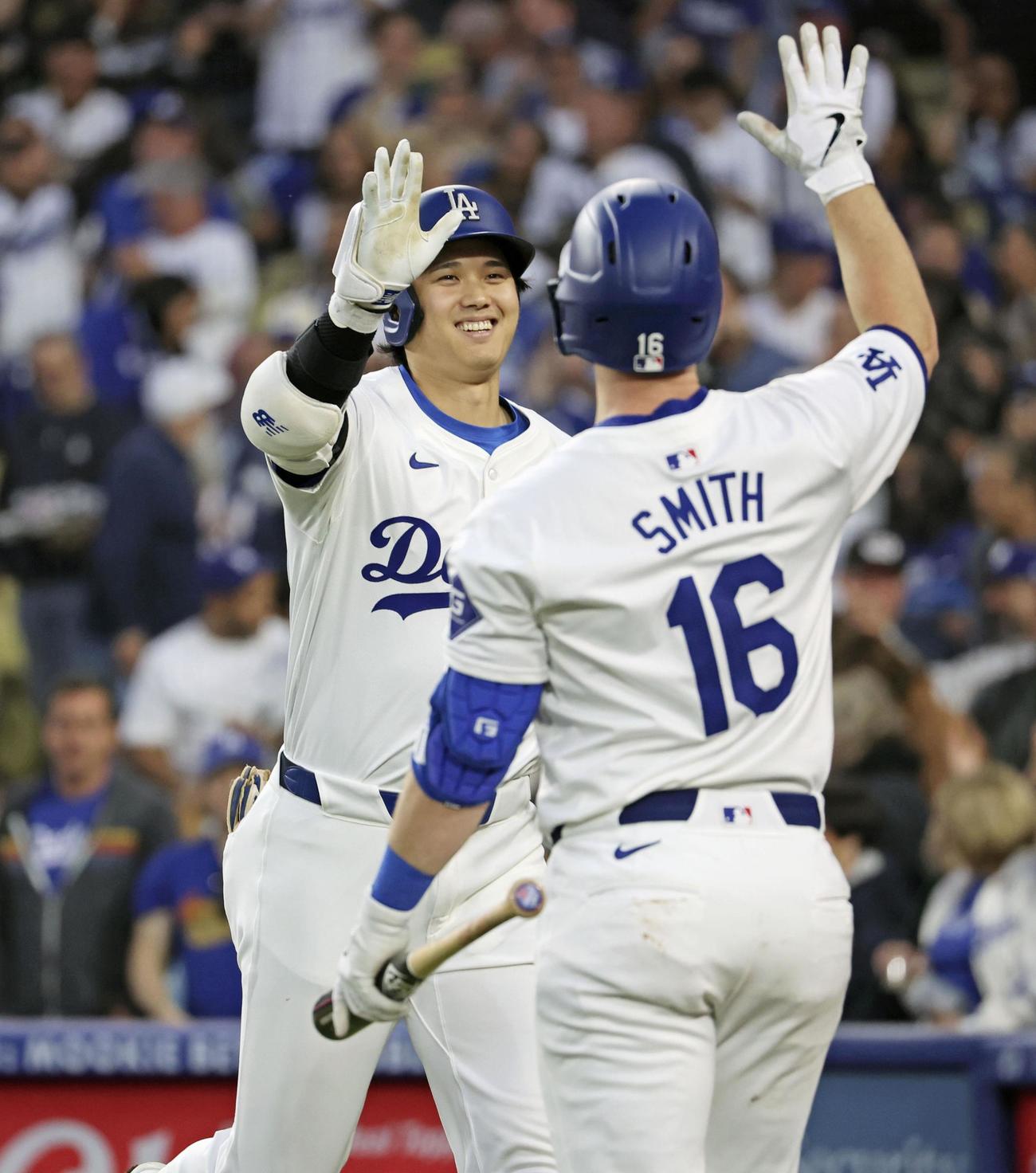 3回裏ドジャース1死一塁、大谷翔平は左越えに2点本塁打を放ちスミスに迎えられる（共同）