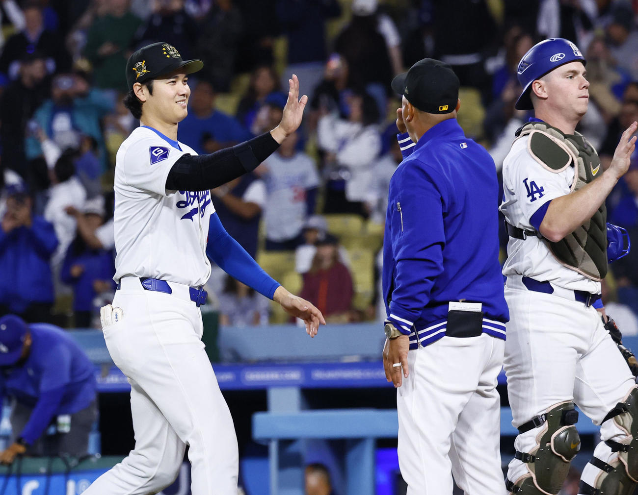 ドジャース対レッズ　レッズに勝利し、ロバーツ監督（中央）とタッチを交わすドジャース大谷（撮影・藤尾明華）